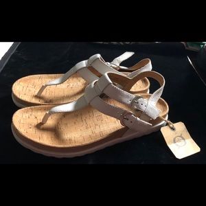 Born women’s white sandals Sz 7 NEW